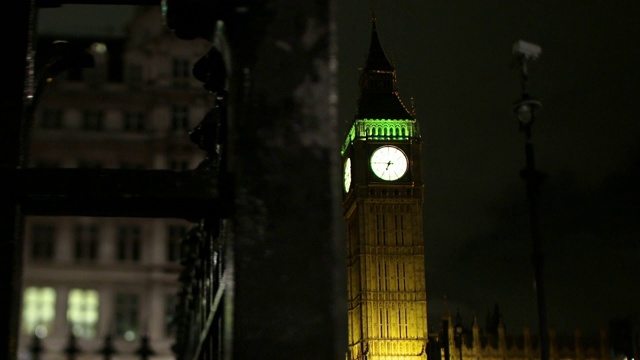 透过栏杆观看英国伦敦的大本钟夜景视频素材