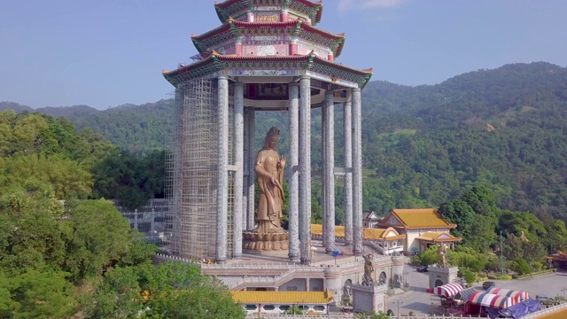 鸟瞰图在马来西亚槟城的Kek Lok Si庙上空视频素材