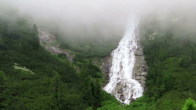 Schlegeis山谷的瀑布，云彩飘过。下雨了。在奥地利蒂罗尔州。视频素材