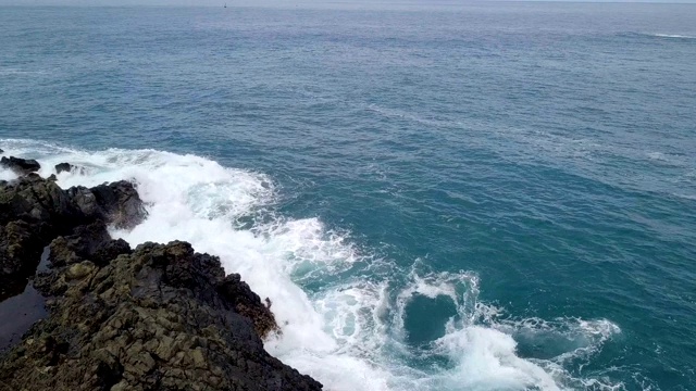 鸟瞰图的大脚印在海滨岩石视频素材