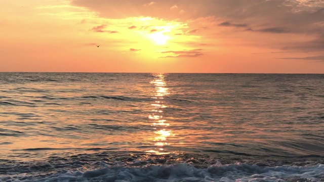 水和海浪的海洋景观。日落日出日落。天然海洋背景下视频素材