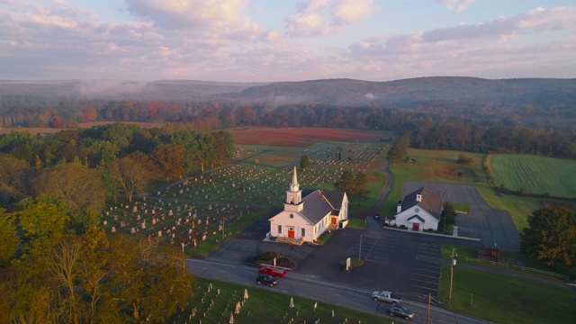 教堂在日出。Brodheadsville, Poconos地区，宾夕法尼亚州。209号公路早上的交通状况。用静态摄像机拍摄无人机视频。视频素材