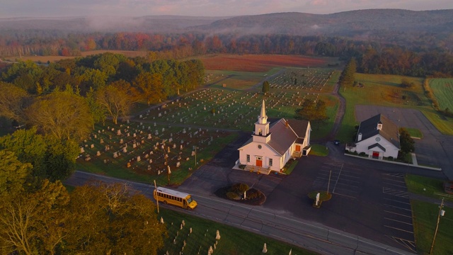 日出时去教堂和墓地。Brodheadsville, Poconos地区，宾夕法尼亚州。无人机视频与向前和倾斜的电影摄像机运动。视频素材