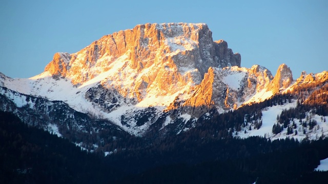 在阳光明媚的冬季早晨，奥地利阿尔卑斯山被白雪覆盖。视频素材