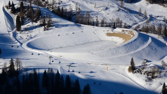 鸟瞰图在滑雪缆车和滑雪斜坡覆盖着雪在受欢迎的奥地利滑雪胜地。视频素材