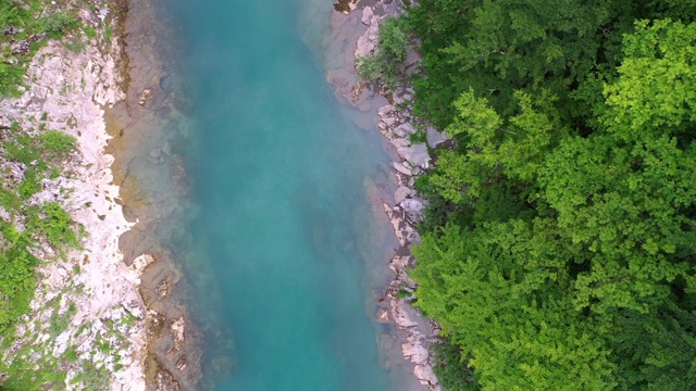 一架四轴飞行器飞越一座山的河流峡谷视频素材