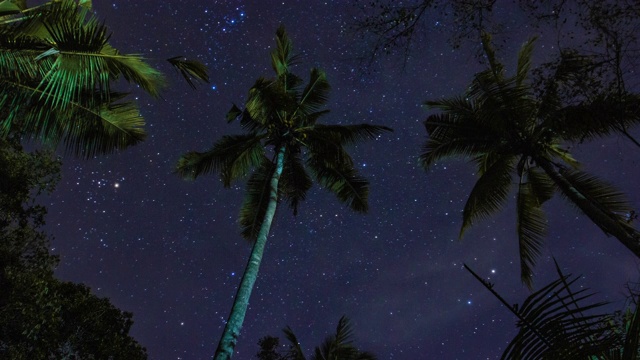 户外夜空在热带目的地的时间推移，最高的质量(4K/超高清到高清)-创意股票视频视频下载