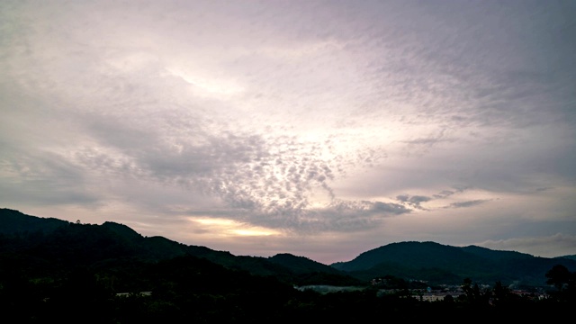 日落或日出时天空和云彩的时间流逝视频素材