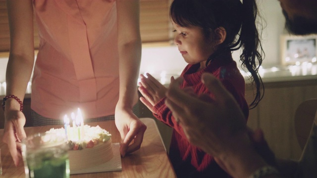 家庭庆祝生日聚会在家视频素材