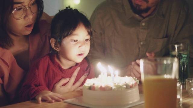 家庭庆祝生日聚会在家视频素材