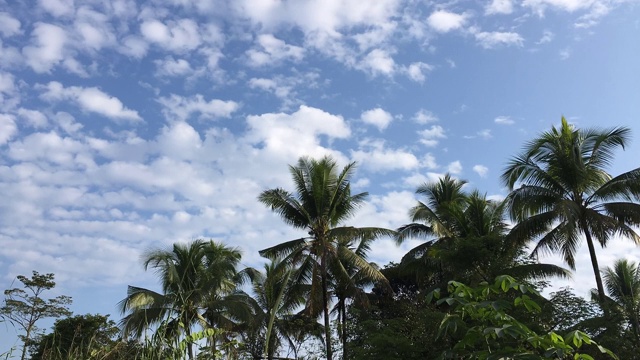 时间流逝视频中午，与天空明亮的蓝色和白色。美丽的云运动在白天非常炎热的天气。天空天气时移视频与阴天天气适合的背景。视频素材