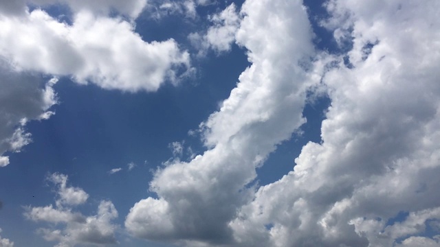 时间流逝视频中午，与天空明亮的蓝色和白色。美丽的云运动在白天非常炎热的天气。天空天气时移视频与阴天天气适合的背景。视频素材