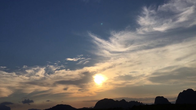 时间流逝视频日落，与天空蓝色，橙色和红色。美丽的云运动从傍晚到夜晚。天空天气时移视频与阴天天气适合的背景。视频素材