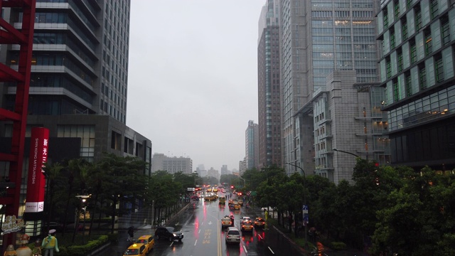 台北下雨时的交通状况视频素材