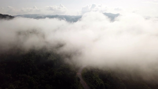 山路上鸟瞰云层之上视频素材