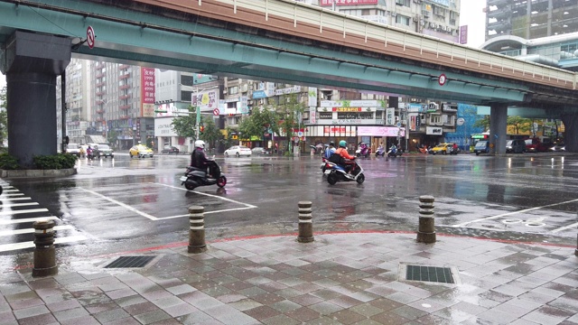 台北雨天交通繁忙视频素材