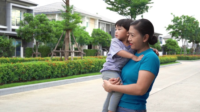 妈妈抱着婴儿车视频素材