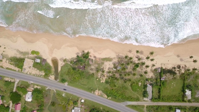 俯瞰海滩上的高速公路和海浪视频素材