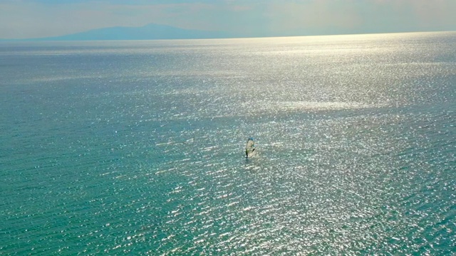 希腊夏天，一名冲浪者在Halkidiki海边冲浪者视频素材