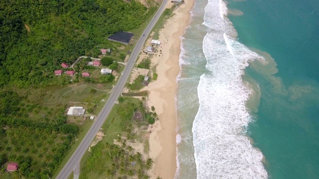 公路鸟瞰图和海滩上的海浪视频素材