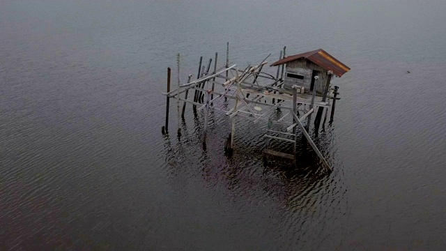 湖中央的小屋鸟瞰图视频素材