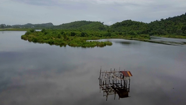 湖中央的小屋鸟瞰图视频素材