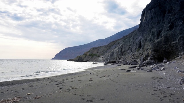 希腊克里特岛的岩石山和海滩视频素材