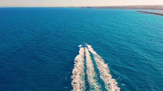 鸟瞰图。船在海上移动。一艘船在蓝色的大海里。概念旅游与度假视频素材