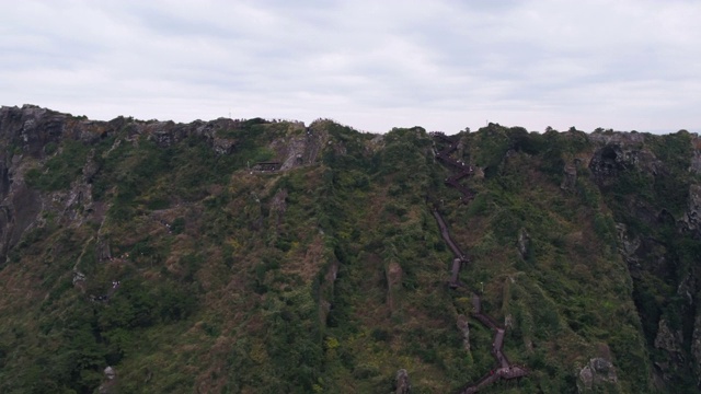 人们攀登到Seongsan Ilchulbong(日出峰)，西浦，济州岛，韩国视频素材