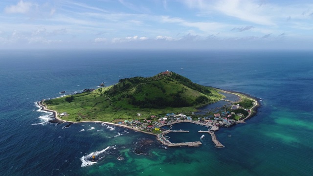 从韩国济州岛济州市看海景和泌阳岛视频素材