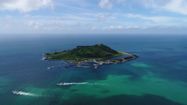 从韩国济州岛济州市看海景和泌阳岛视频素材