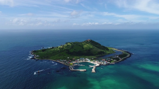 从韩国济州岛济州市看海景和泌阳岛视频素材