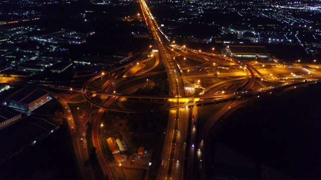 高速公路鸟瞰图繁忙的城市高峰时间，严重的交通堵塞高速公路。视频素材