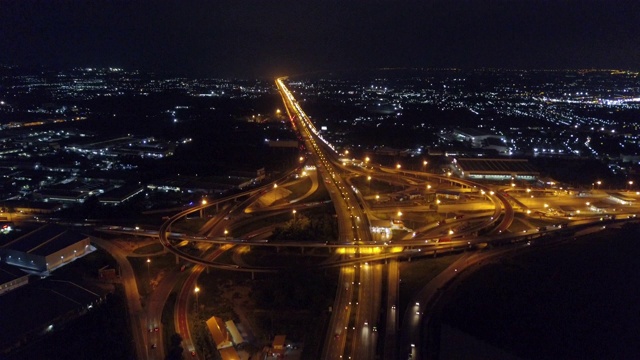 高速公路鸟瞰图繁忙的城市高峰时间，严重的交通堵塞高速公路。视频素材