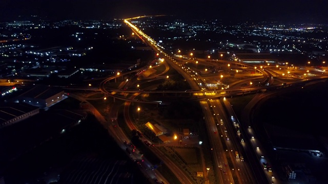 高速公路鸟瞰图繁忙的城市高峰时间，严重的交通堵塞高速公路。视频素材