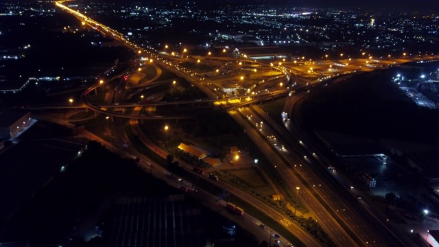 高速公路鸟瞰图繁忙的城市高峰时间，严重的交通堵塞高速公路。视频素材