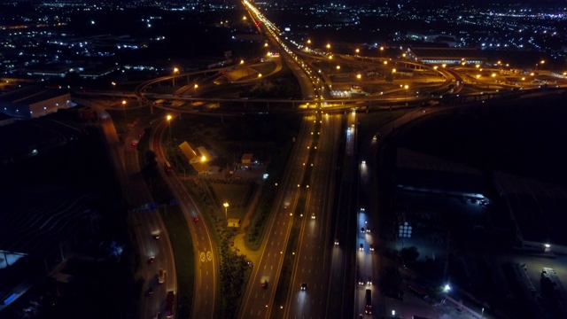 高速公路鸟瞰图繁忙的城市高峰时间，严重的交通堵塞高速公路。视频素材