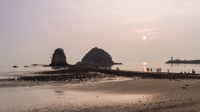 韩国忠清南道，大清庵岛，安明岛，高堤岛海滩，哈尔贝哈尔梅岩的日落景观视频素材