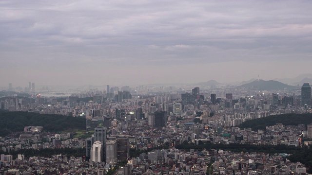 韩国首尔江南区雾气蒙蒙的城市景观视频素材