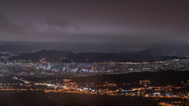 韩国首尔正南古阿查山和永马山的夜景云图视频素材