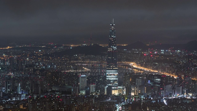 韩国首尔松帕谷的乐天世界大厦周围的夜景视频素材