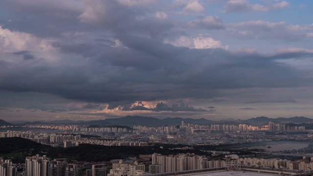 韩国仁川松岛和苍雷港地区的云图视频素材