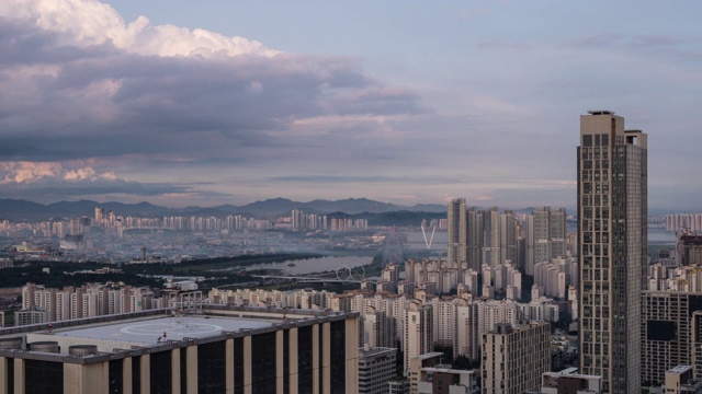 韩国仁川松岛和苍雷港地区的云图视频素材