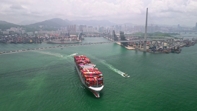 4K分辨率货柜货轮在商业港口码头，香港商业物流和运输业，国际水运视频素材