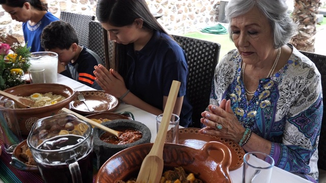 几代墨西哥家庭共进午餐并祈祷视频素材