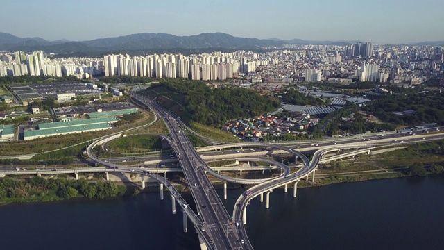 韩国首尔，汉江上的阿姆萨桥及附近的市中心区视频素材