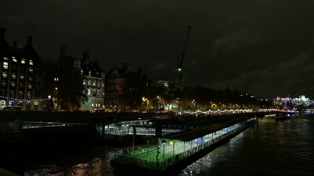 横跨泰晤士河的潘在夜间展示伦敦眼，伦敦，英国视频素材