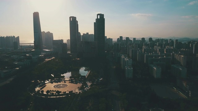 韩国仁川松岛国际城(规划中的国际商贸城)及周边海域的日落视频素材