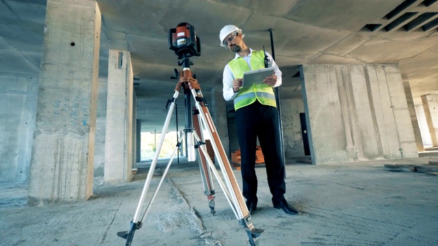 在建筑工地工作的工程师，建筑工人。视频素材