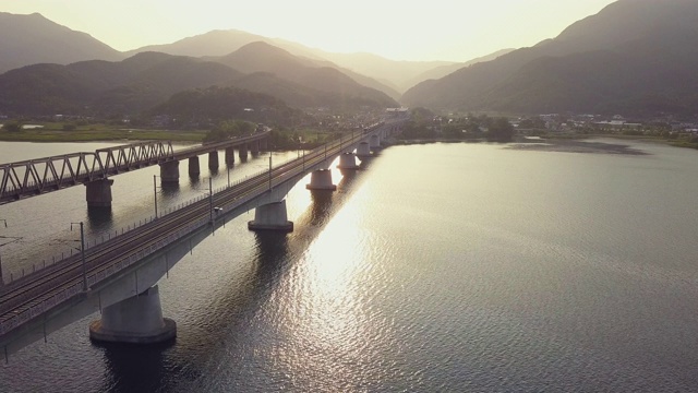 火车离开韩国京畿道南阳州的仁山站视频素材